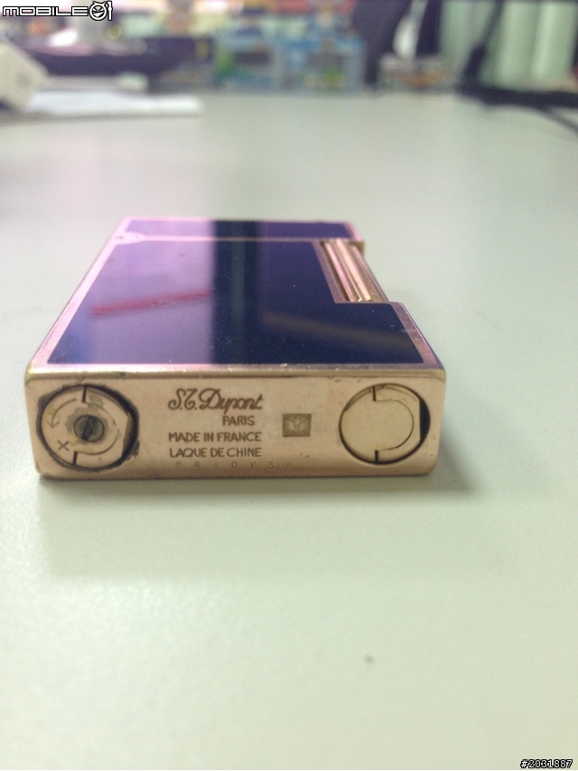 請教一下這2顆打火機的年份(ZIPPO、Dupont)?