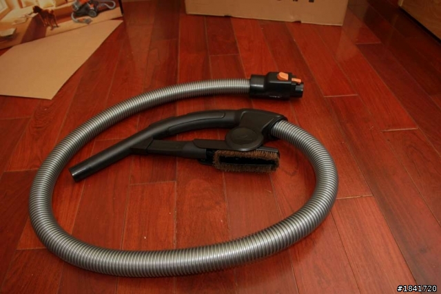 [ 開箱 ]歌林吸塵器TC-R302C "附加Dirt Devil VS8 LOOP比較圖"