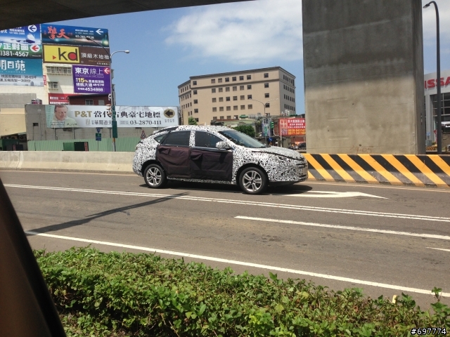 路上發現偽裝車，但卻看不出是哪個車型，留給各位網友動腦筋嘍