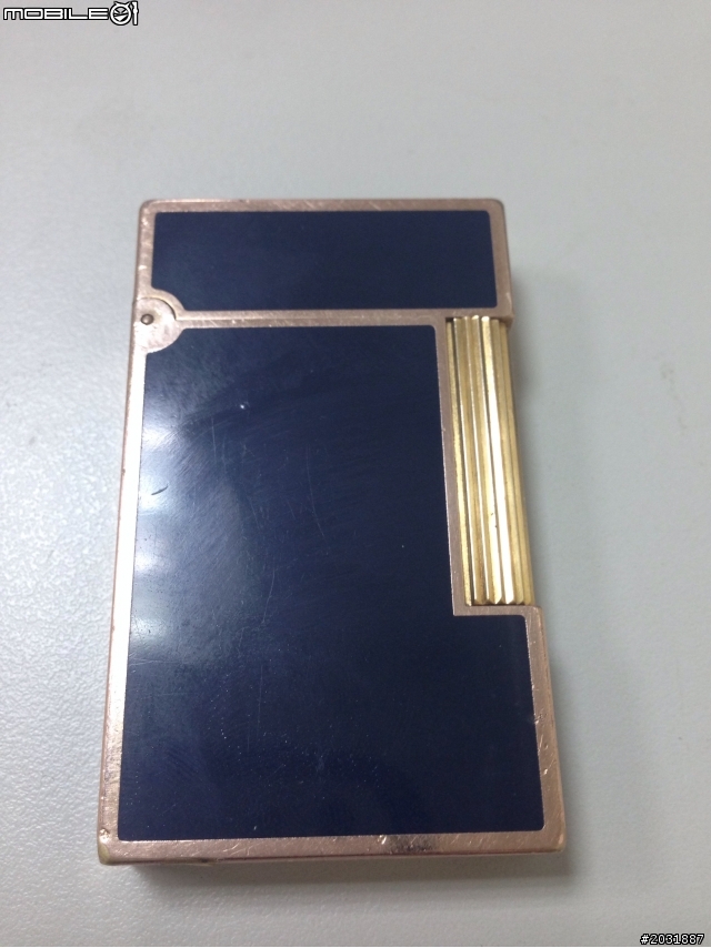 請教一下這2顆打火機的年份(ZIPPO、Dupont)?
