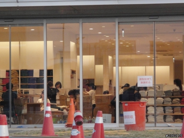 桃園市春日路 台首家優衣庫商場桃園旗艦店[9.27開幕]