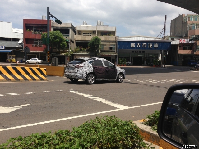 路上發現偽裝車，但卻看不出是哪個車型，留給各位網友動腦筋嘍