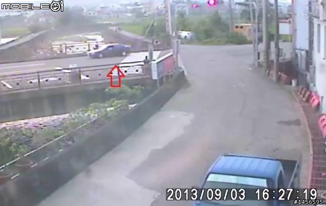[求救] 請協助將監視器中車子型號清晰至可供辨認