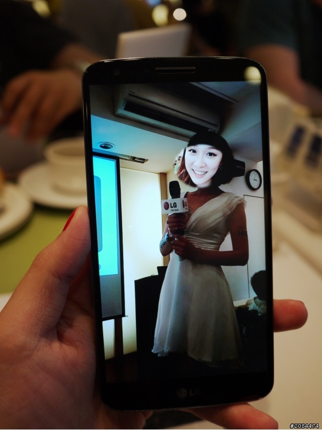 在考慮要不要購買G2及相關規格時...發現了一位美女哈哈
