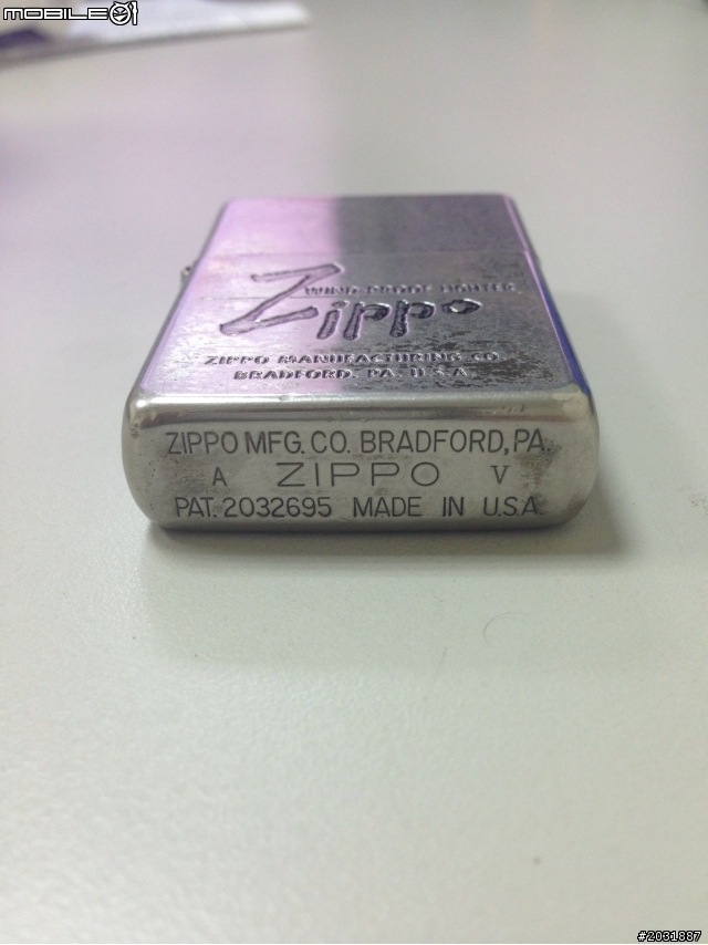 請教一下這2顆打火機的年份(ZIPPO、Dupont)?