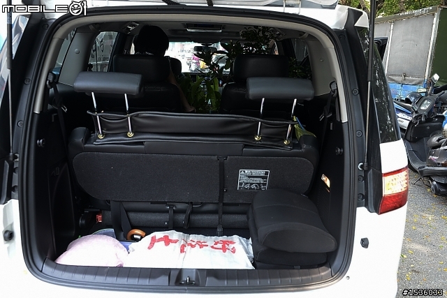 MPV的好，喜歡園藝就知道，滑門一開輕鬆把樹載回家。