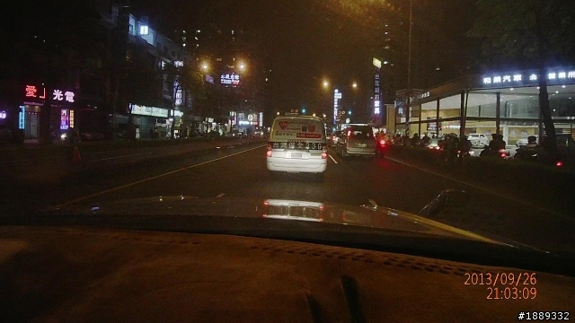 高雄民族路重機危險鑽車縫