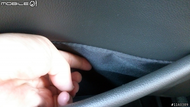 請問Kuga駕駛座，椅背內摸到-發現有一顆不明物 突兀!