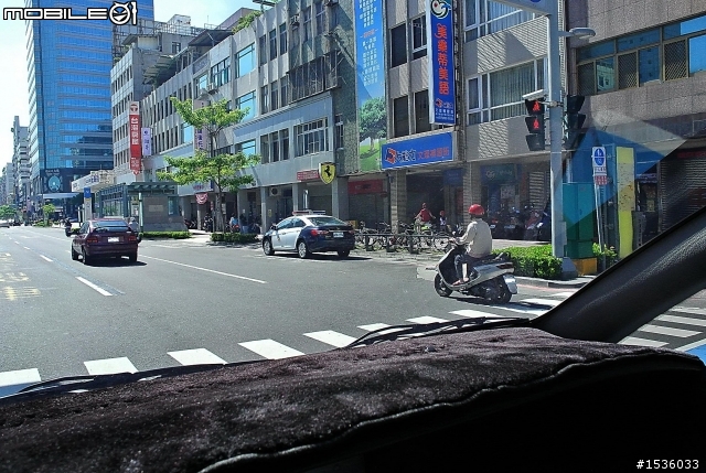 第一次看見Sedan警車執行勤務，處理一件高雄市中正路交通事故。
