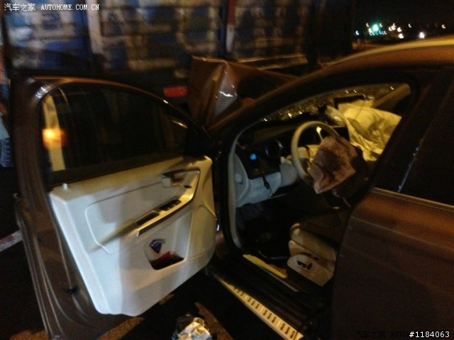 對岸xc60與大貨車嚴重車禍