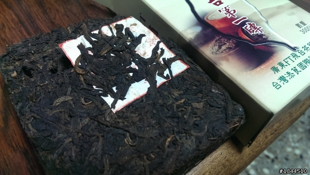 前幾天試喝的一塊普洱茶磚,跟各位先進分享一下