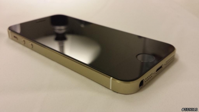 金色iPhone 5s配黑色面板真是超完美
