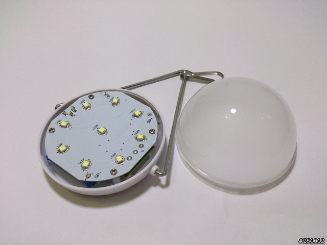 愛買燈的我又有新玩具了~太陽能充電式LED露營燈(帶光控功能)