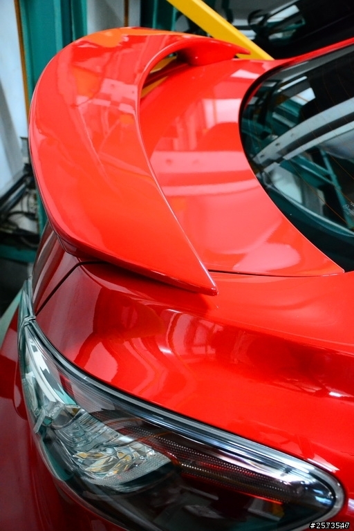 請問 2013 Mazda 3 4D 2.0 尾翼問題