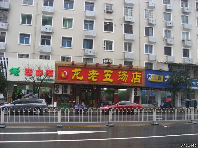 年行萬里 ~ D8 骨牌般的高樓下,為何美女穿著睡衣等公車？ 南昌-東湖趴趴走
