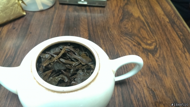 前幾天試喝的一塊普洱茶磚,跟各位先進分享一下