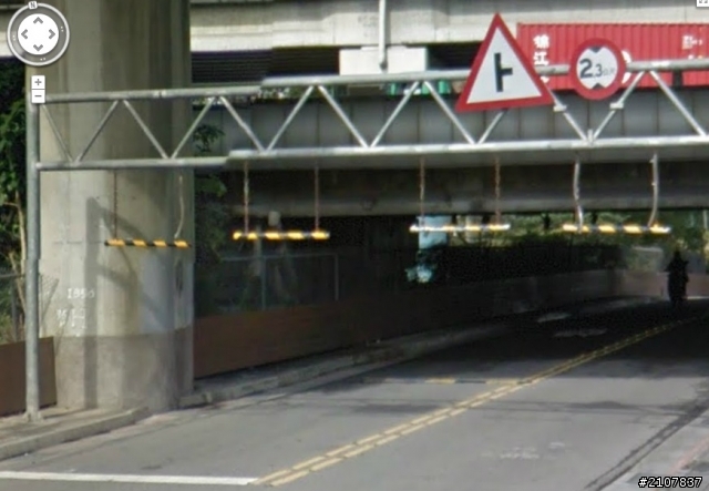 你們這些貨車,涵洞都限高了還硬過