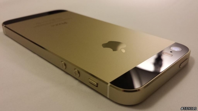 金色iPhone 5s配黑色面板真是超完美