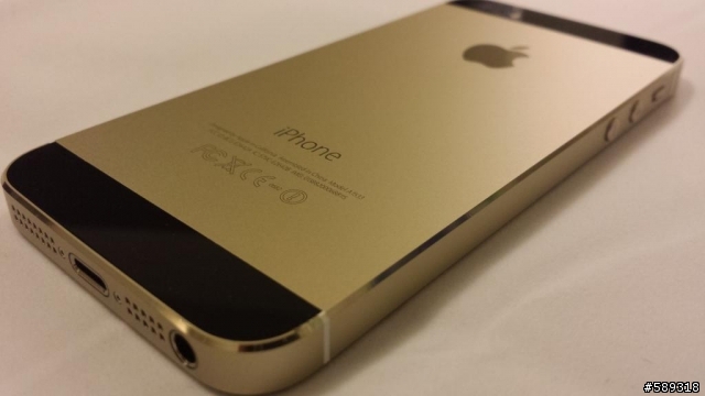 金色iPhone 5s配黑色面板真是超完美
