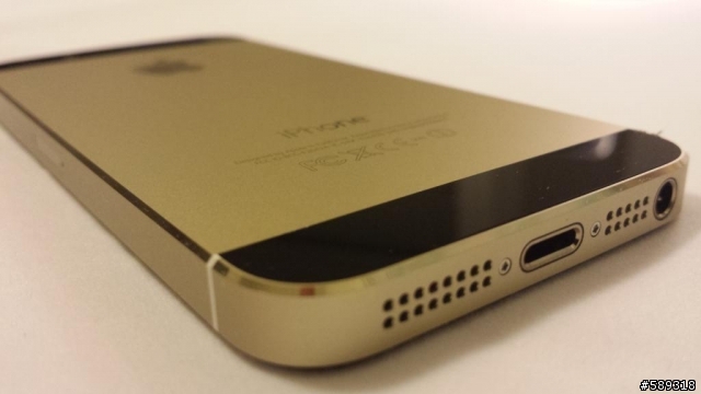 金色iPhone 5s配黑色面板真是超完美