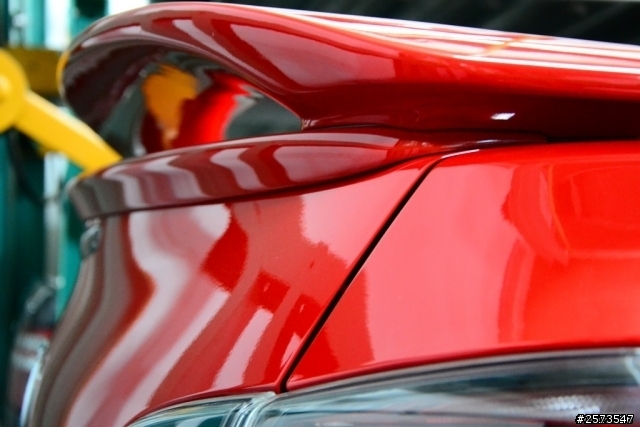 請問 2013 Mazda 3 4D 2.0 尾翼問題