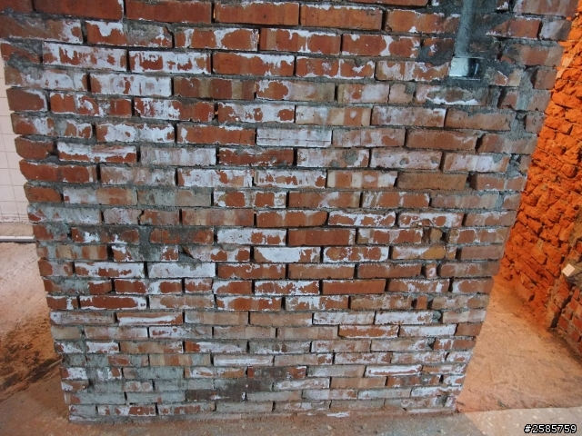 剛砌好的紅磚牆變白了?