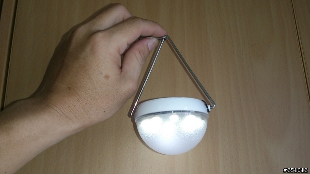 愛買燈的我又有新玩具了~太陽能充電式LED露營燈(帶光控功能)