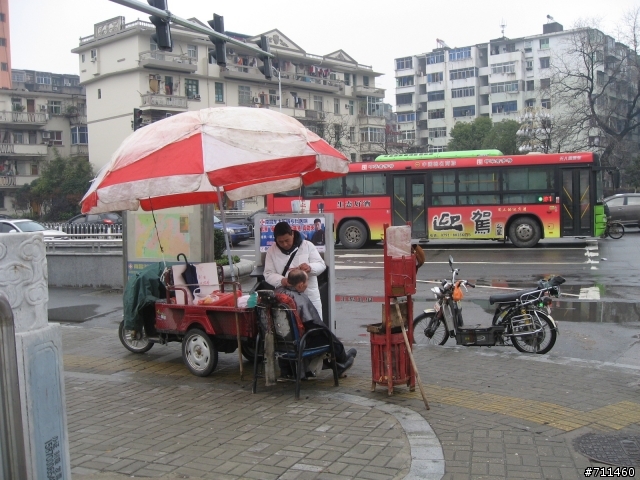 年行萬里 ~ D8 骨牌般的高樓下,為何美女穿著睡衣等公車？ 南昌-東湖趴趴走