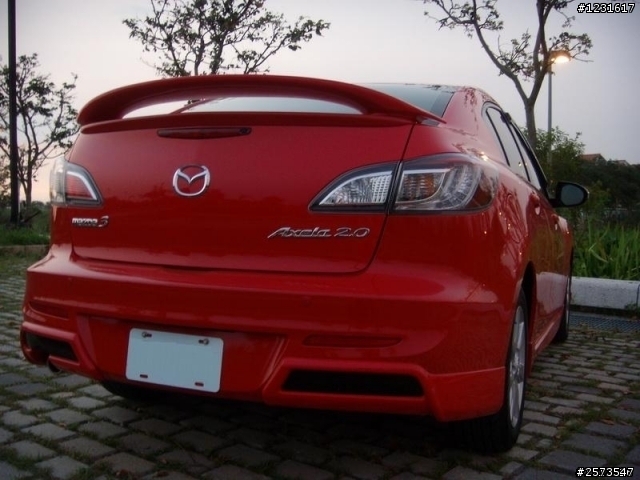 請問 2013 Mazda 3 4D 2.0 尾翼問題