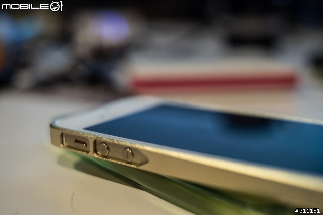 iPhone 5s 64G 金 開箱 (補上邊框照)