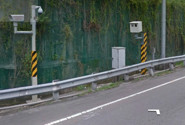 關於信義快速道路出口跨越雙白線是否會被拍照錄影呢 Mobile01