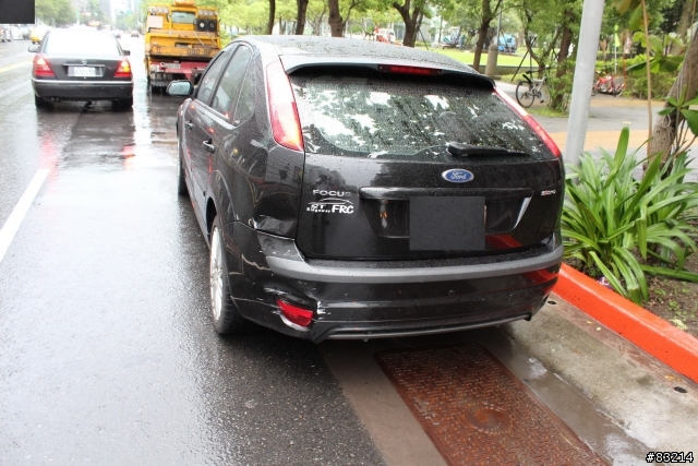 車禍]有圖有真相MPV Vs. Focus 哪個比較硬