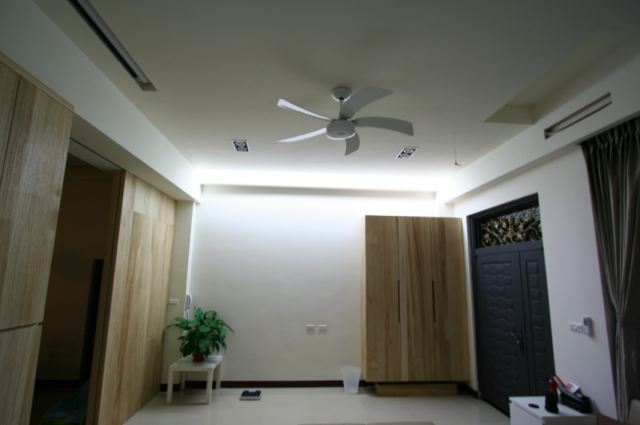 住了五個月的家~~現在已經滿兩年了~~自行設計發包製作@@ 不知道甚麼風~~