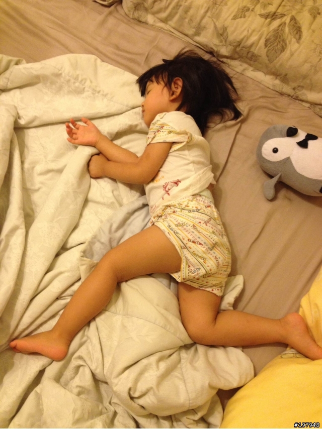 麻煩神人們替我女兒換衣服