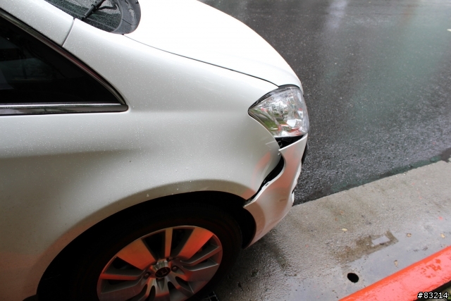 車禍]有圖有真相MPV Vs. Focus 哪個比較硬