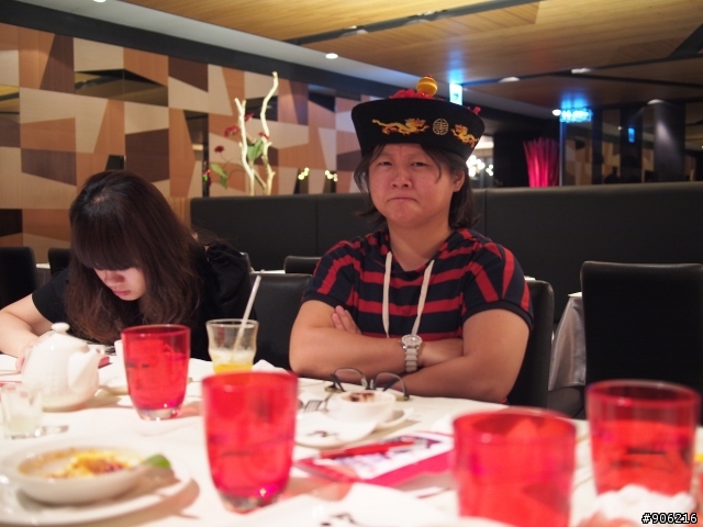Olympus EPL-5 跪求如何調拍室內人像不偏紅?!