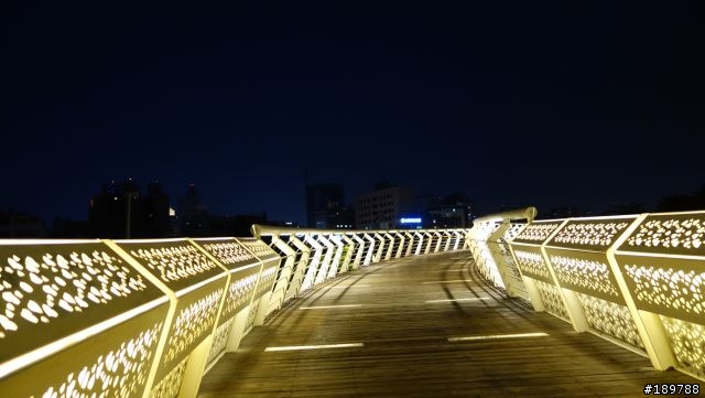 QX100 多張夜拍分享 (附原圖)