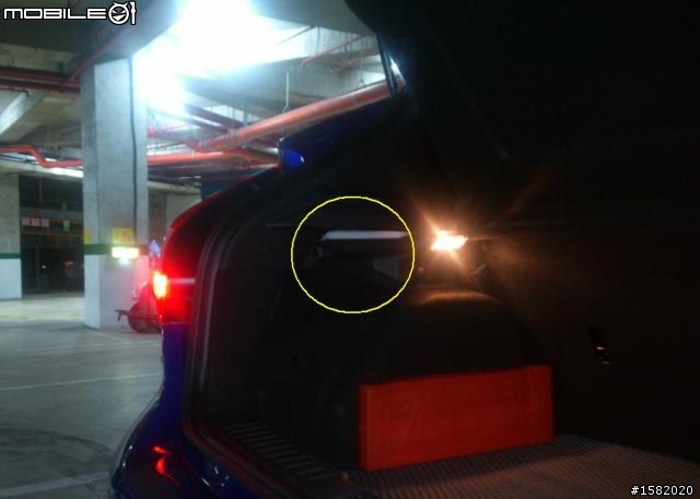 Focus MK3五門後行李箱有兩個大洞