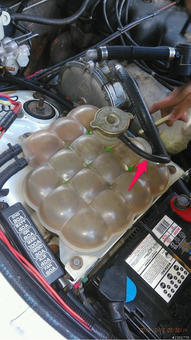 水箱漏水，從上方蓋子旁的管子流出