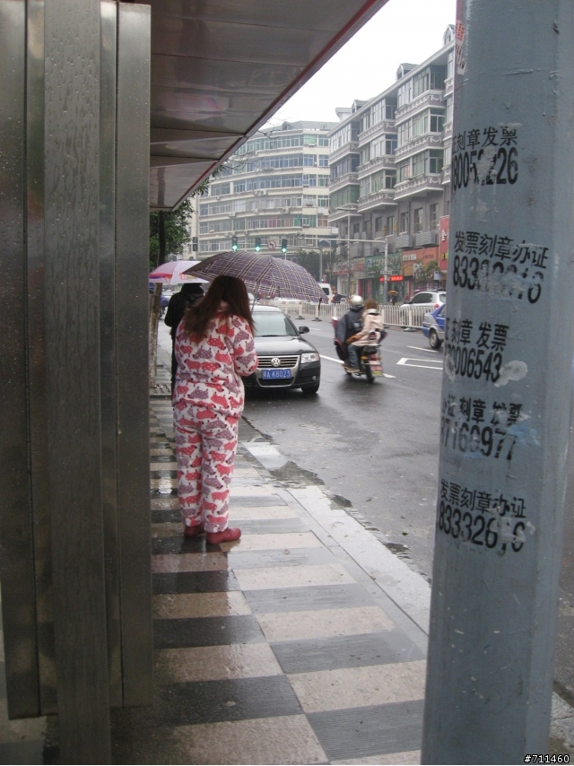 年行萬里 ~ D8 骨牌般的高樓下,為何美女穿著睡衣等公車？ 南昌-東湖趴趴走
