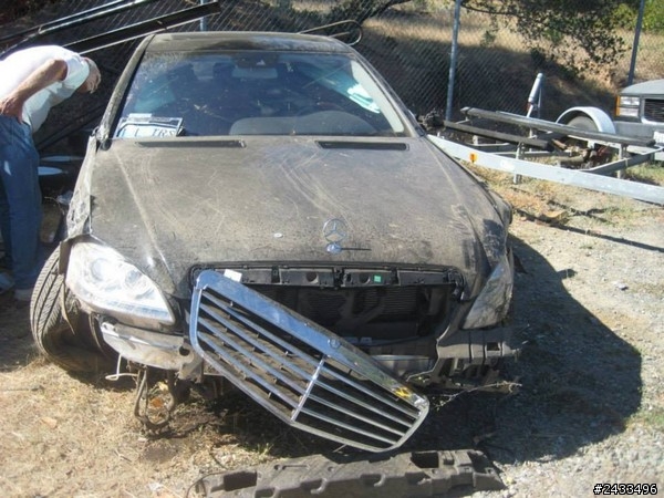 超硬！賓士閃車急墜120m高懸崖只有車頭進氣壩掉下來  原文網址: 超硬！賓士閃車急墜120m高懸崖只有車頭進氣壩掉下來
