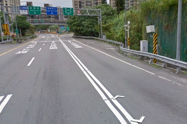 關於信義快速道路出口跨越雙白線是否會被拍照錄影呢 Mobile01