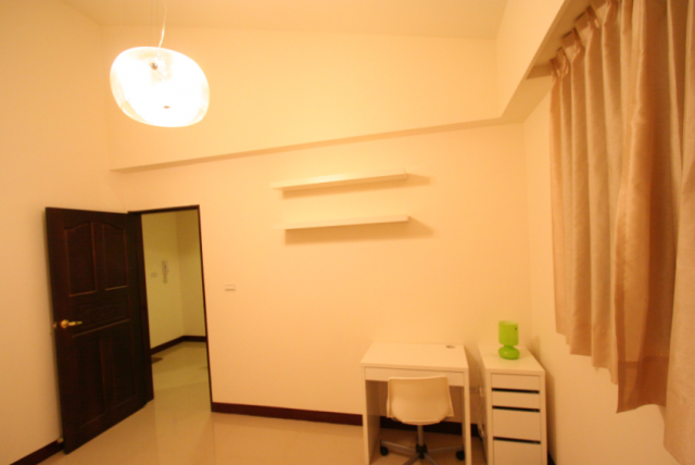 住了五個月的家~~現在已經滿兩年了~~自行設計發包製作@@ 不知道甚麼風~~