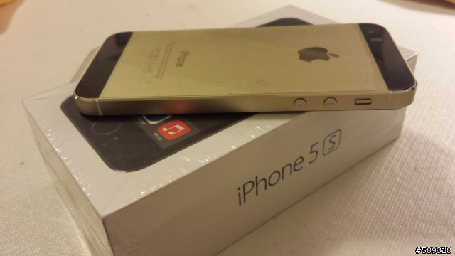 金色iPhone 5s配黑色面板真是超完美