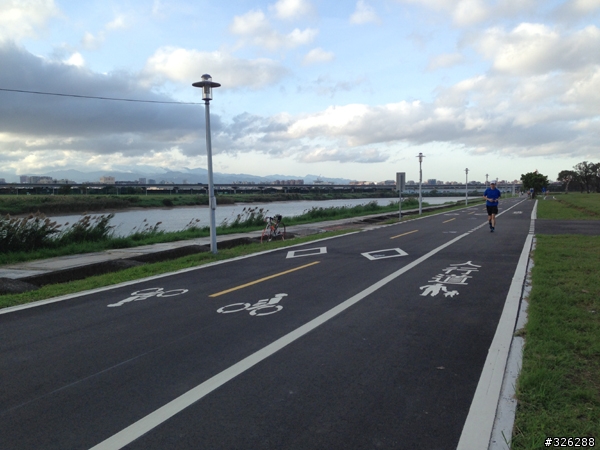 基隆河右岸美堤河濱公園新自行車道完工，如果全線都這樣就太棒了