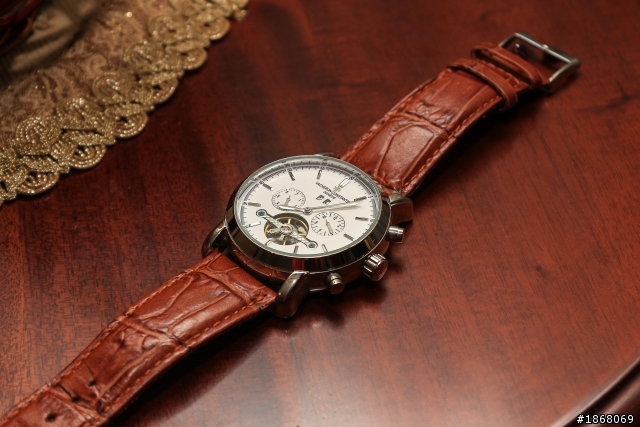請問這隻vachron constantin的型號是?價錢?