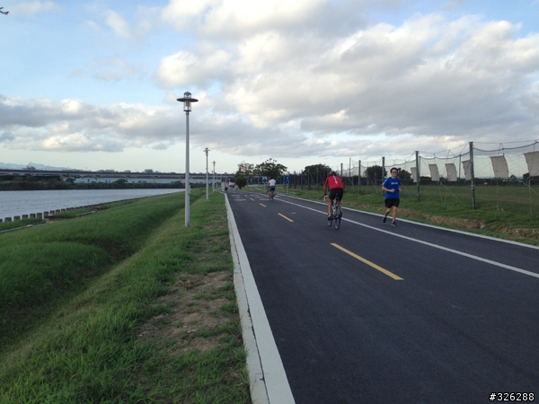 基隆河右岸美堤河濱公園新自行車道完工，如果全線都這樣就太棒了