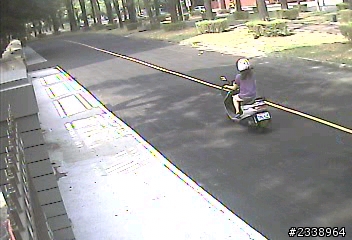 跪求大大幫忙讓監視器照到的車牌號碼清楚!