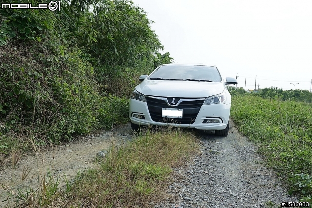 開著Luxgen S5遇見食草怪獸，大便一大坨。