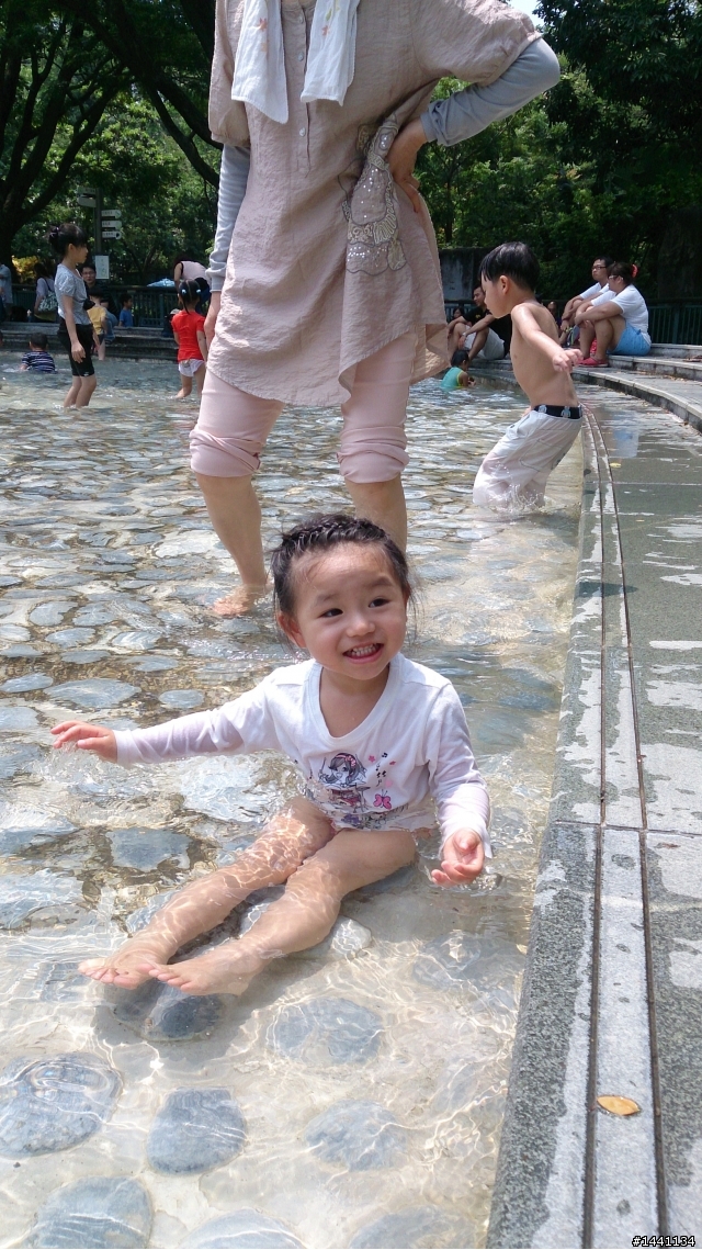 可否幫忙調整一下亮度 謝謝, 女兒照片,